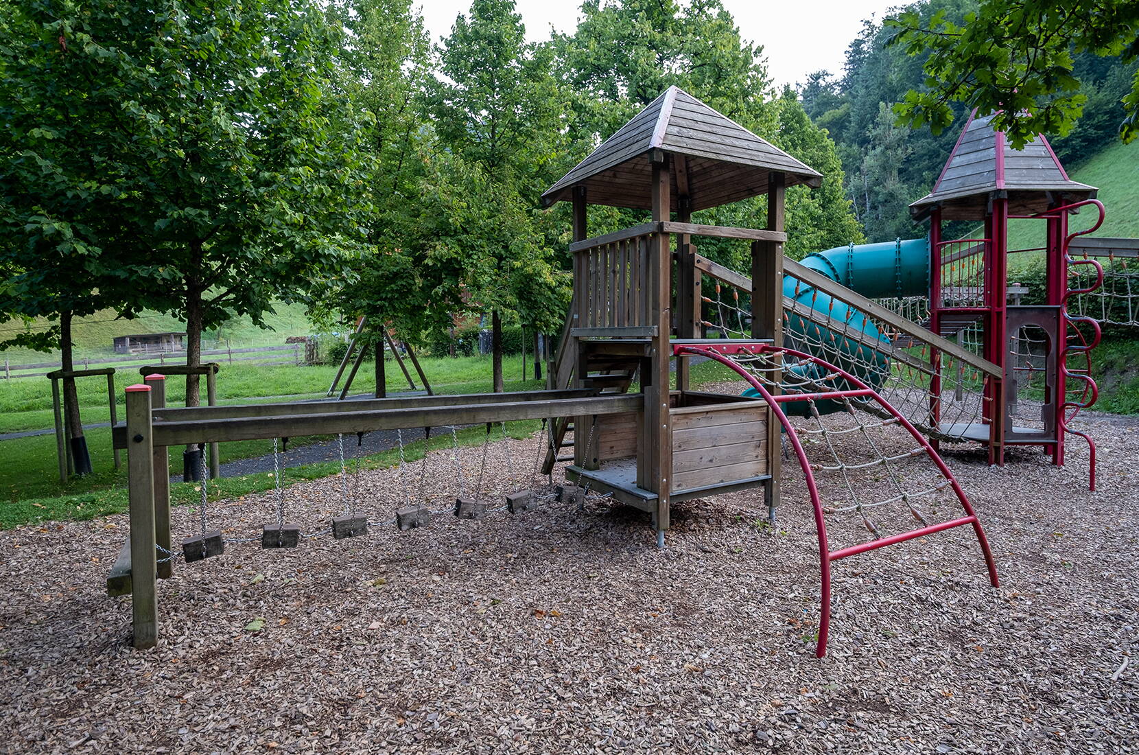 Familienausflug Äntelipark Langnau. Freilaufende Enten, Wippen, Schaukeln, Kletterburg, Rutschbahn, Sandkasten mit Bächlein, Skilift zum Festhalten und Runtersausen, Enten- und Fischteich, Voliere, viele Sitzgelegenheiten laden zum Verweilen und Spielen ein. Kostenlos - ganzjährig geöffnet.