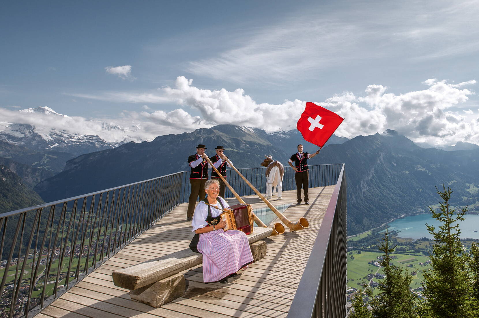 Hoch über Interlaken thront das Panorama-Restaurant Harder Kulm auf 1'322 m ü.M. In nur 10 Minuten gelangst du mit der Standseilbahn ab Interlaken zum Harder Kulm. Die Aussichtsplattform bietet dir eine einmalige Sicht auf Eiger, Mönch und Jungfrau, sowie den Thuner- und Brienzersee.