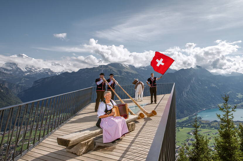 Zoom: Hoch über Interlaken thront das Panorama-Restaurant Harder Kulm auf 1'322 m ü.M. In nur 10 Minuten gelangst du mit der Standseilbahn ab Interlaken zum Harder Kulm. Die Aussichtsplattform bietet dir eine einmalige Sicht auf Eiger, Mönch und Jungfrau, sowie den Thuner- und Brienzersee.