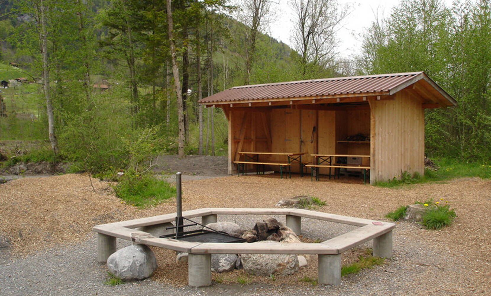 Escursione per famiglie al Chalberglunte a Reichenbach nella Kandertal. L'area picnic invita a soffermarsi e c'è anche un caminetto svizzero di famiglia. Il Chalberglunte è un luogo ideale per giocare a nascondino e passeggiare nella foresta.