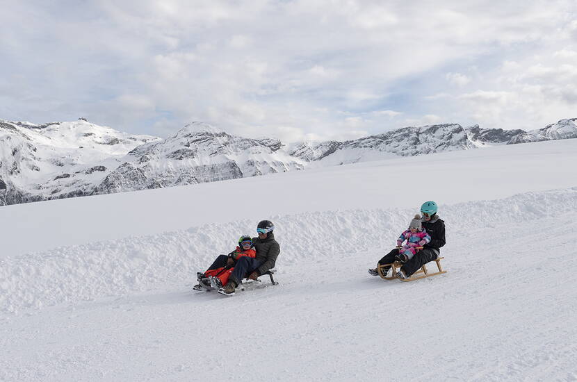 Zoom: Excursion en famille sur les pistes de luge de Betelberg Lenk. Rapides ou tranquilles, les trois pistes de luge du Betelberg promettent beaucoup de plaisir et de bourrasques de neige. Les pistes de luge sont idéales comme alternative au ski, comme programme en cas de mauvais temps ou tout simplement comme excursion en famille.