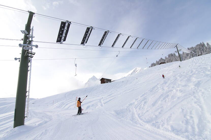 Zoom: 50 % de réduction sur les cartes journalières de ski du Téléski solaire de Tenna. Télécharge ton bon de réduction et passe une magnifique journée en famille à Tenna. Le Solarlift est une destination appréciée des familles et offre des conditions idéales aussi bien aux débutants qu'aux professionnels.