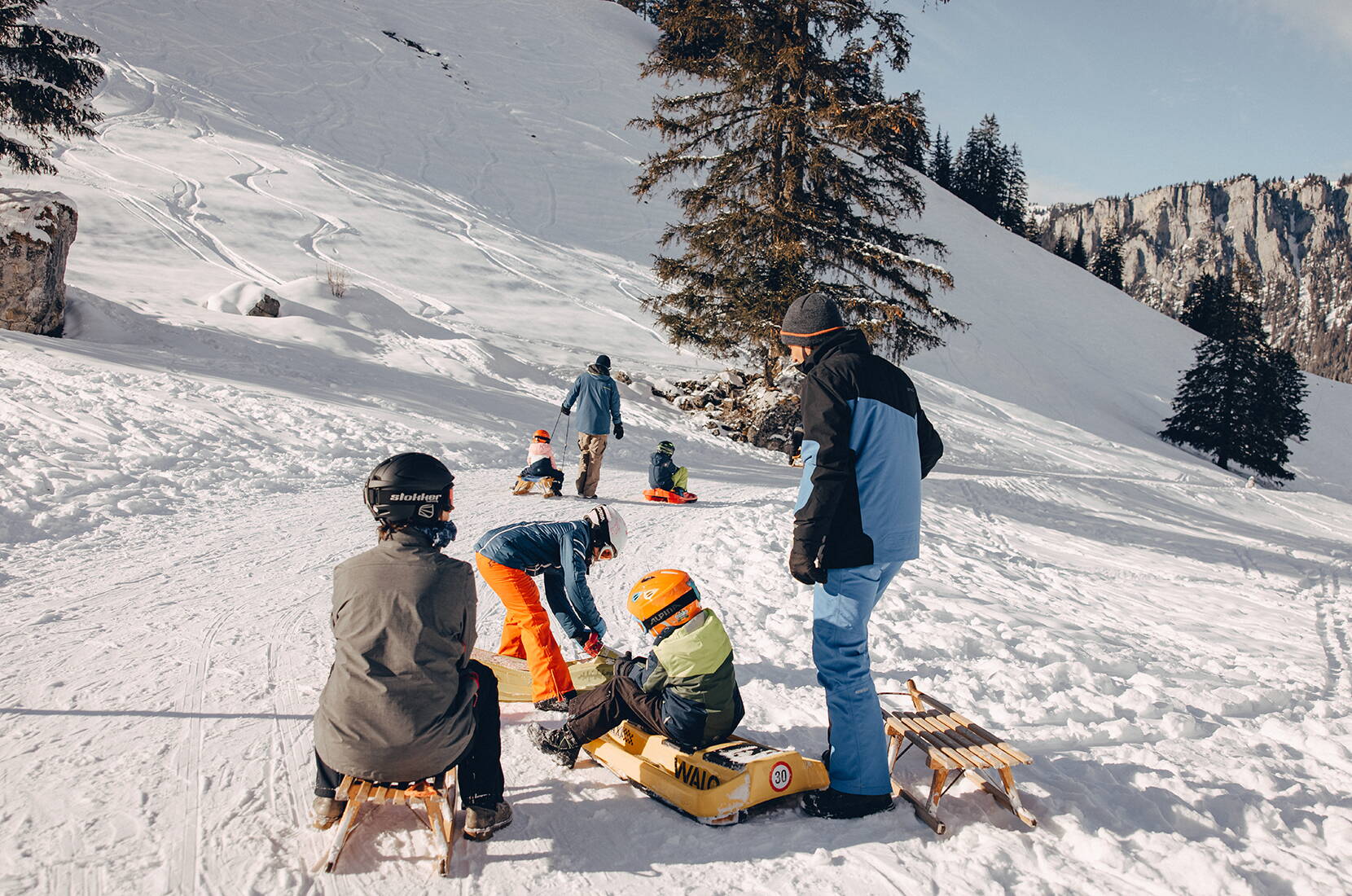 Excursion familiale de luge au Wiriehorn. Avec la nouvelle piste de bifurcation rapide, même les skieurs avancés sont mis à l'épreuve. La descente est longue de 5 kilomètres.