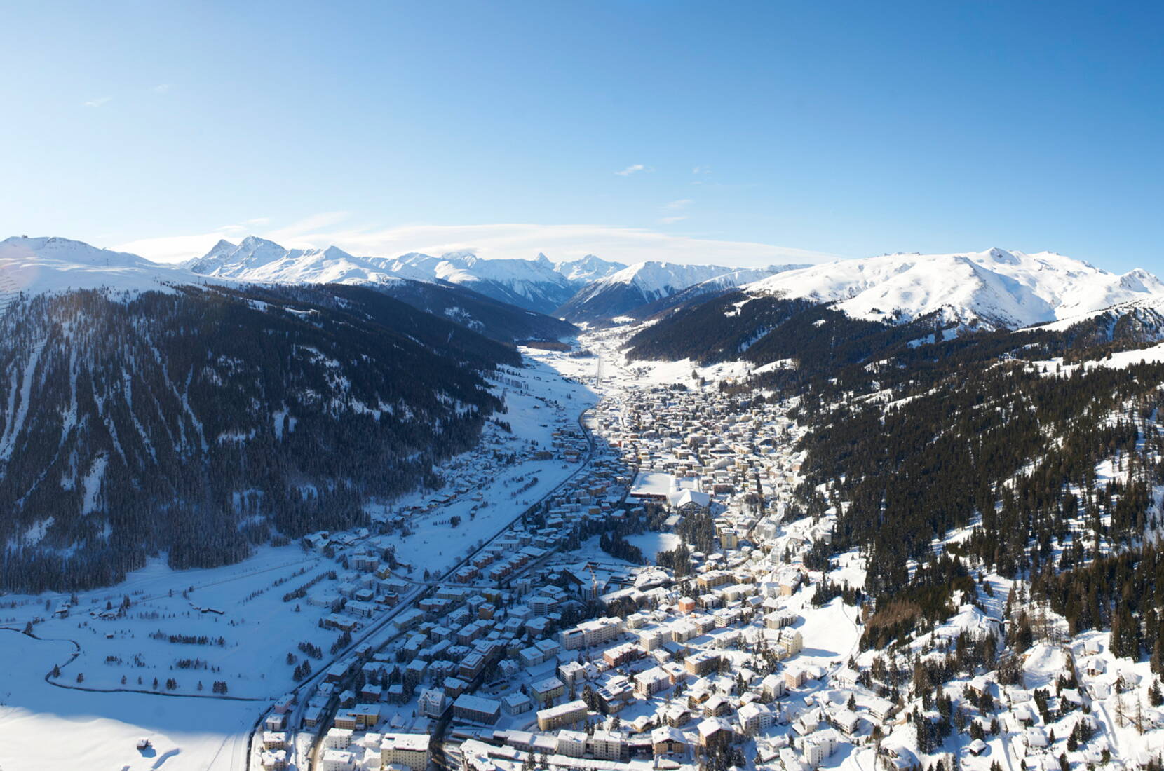 Familienausflug Schlitteln in Davos. Komm nach Davos und geniessen mit deiner Familie die zahlreichen Schlittelwege. Insgesamt stehen 29.4 Kilometer in der ganzen Destination Davos Klosters zur Verfügung.