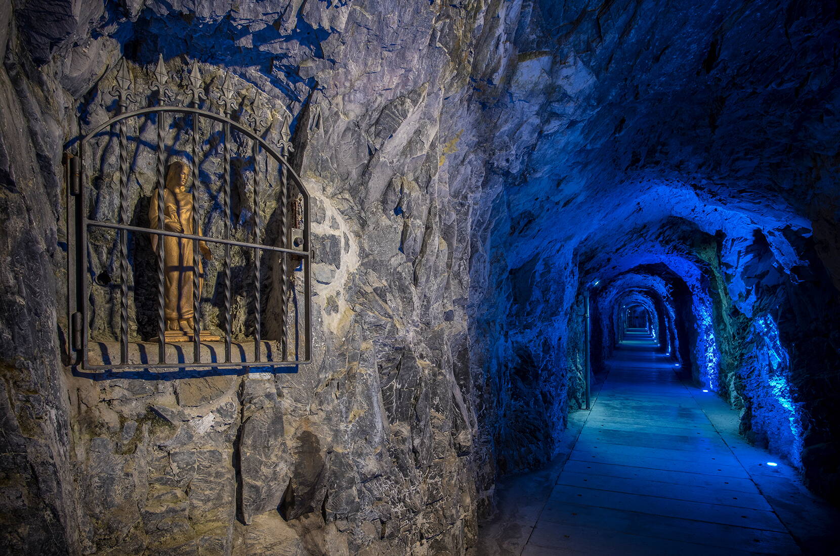 Excursion en famille dans les gorges de la Tamina. La randonnée facile de Bad Ragaz aux anciens bains de Pfäfers dure environ une heure.