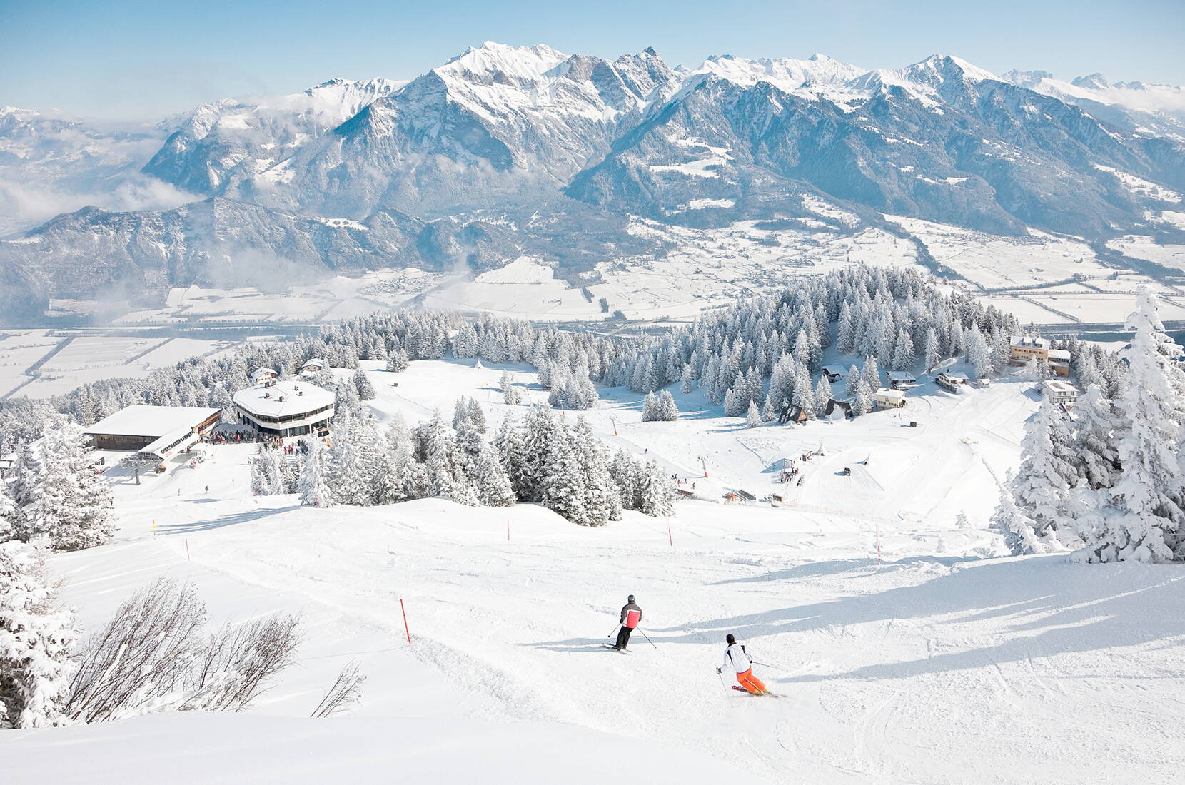 Familienausflug Wintersport Pizol. Rund um den Gipfel eröffnet sich eine einzigartige Naturlandschaft mit atemberaubender Panoramasicht über die Alpen der Ostschweiz und des Vorarlbergs bis über den Bodensee.