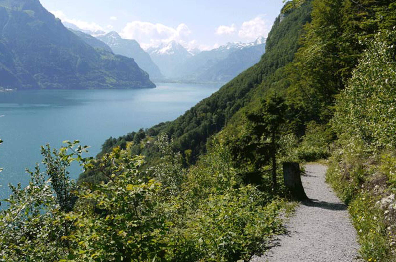 Der beschilderte und gut ausgebaute Weg ist 35 Kilometer lang. Jeder Schweizer Kanton hat einen Weganteil, der sich nach der Zahl der Einwohner richtet, sodass jedem Schweizer rund 5 mm des Weges gehören.