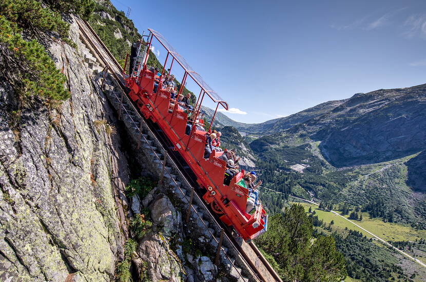 Zoom: Buts d'excursion Berne - Excursion en famille au paradis pour des enfants à Handeck. Des prairies de montagne parsemées de fleurs, des cochons d'alpage amusants, des marmottes, la fissure de cristal étincelante dans la montagne et bien plus encore.