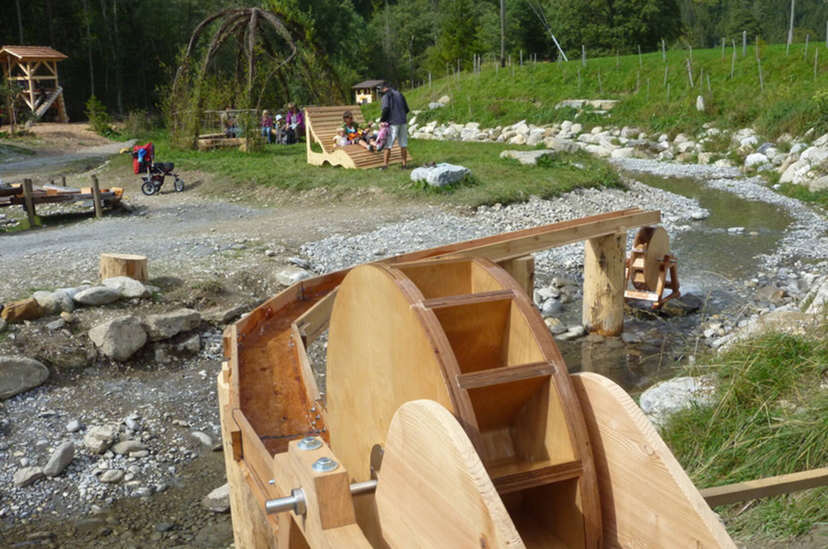 Familienausflug Wasserspielplatz «Gwunderwasser» Diemtigen. Hier können Kinder die natürliche Gewässerdynamik erfahren, Bäche umleiten, stauen und wieder befreien.