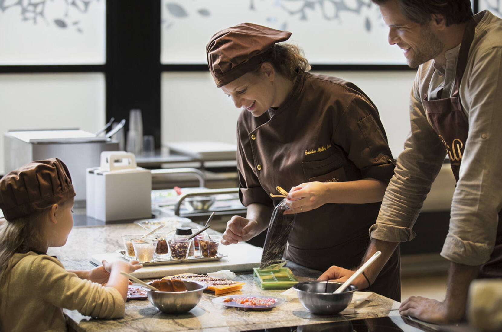 Träumst du davon, eine echte Schokoladenfabrik zu erkunden? Das Maison Cailler in Broc öffnet seine Türen, um dir die Welt von Cailler näherzubringen. Erlebe eine interaktive und multisensorische Reise, lerne die Kunst der Chocolatiers kennen und gestalte deine eigene Schokolade bei einem Schokolade-Workshop.