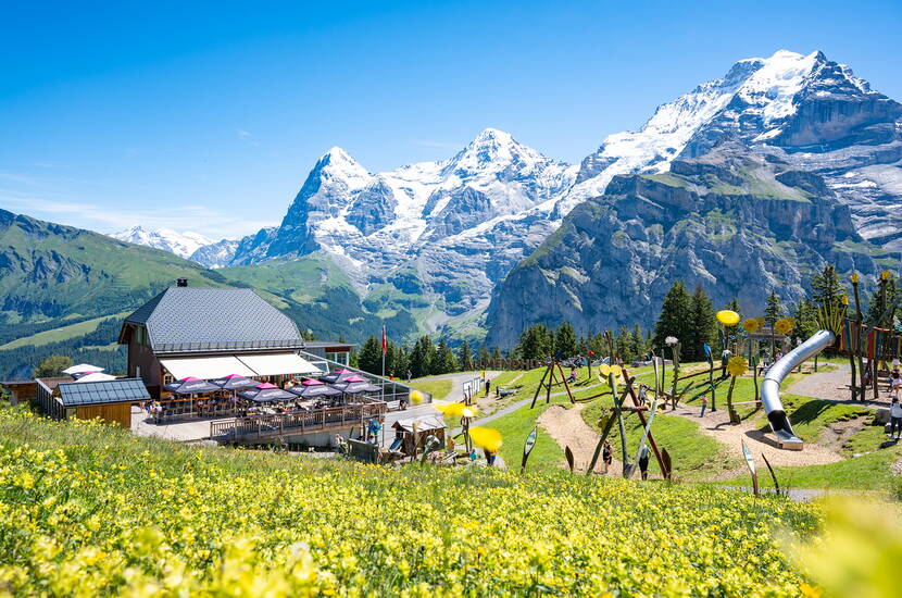 Zoom: Inmitten der grandiosen Bergwelt auf der Aussichtsterrasse oder dem Kinderspielplatz die Aussicht fantastische geniessen.