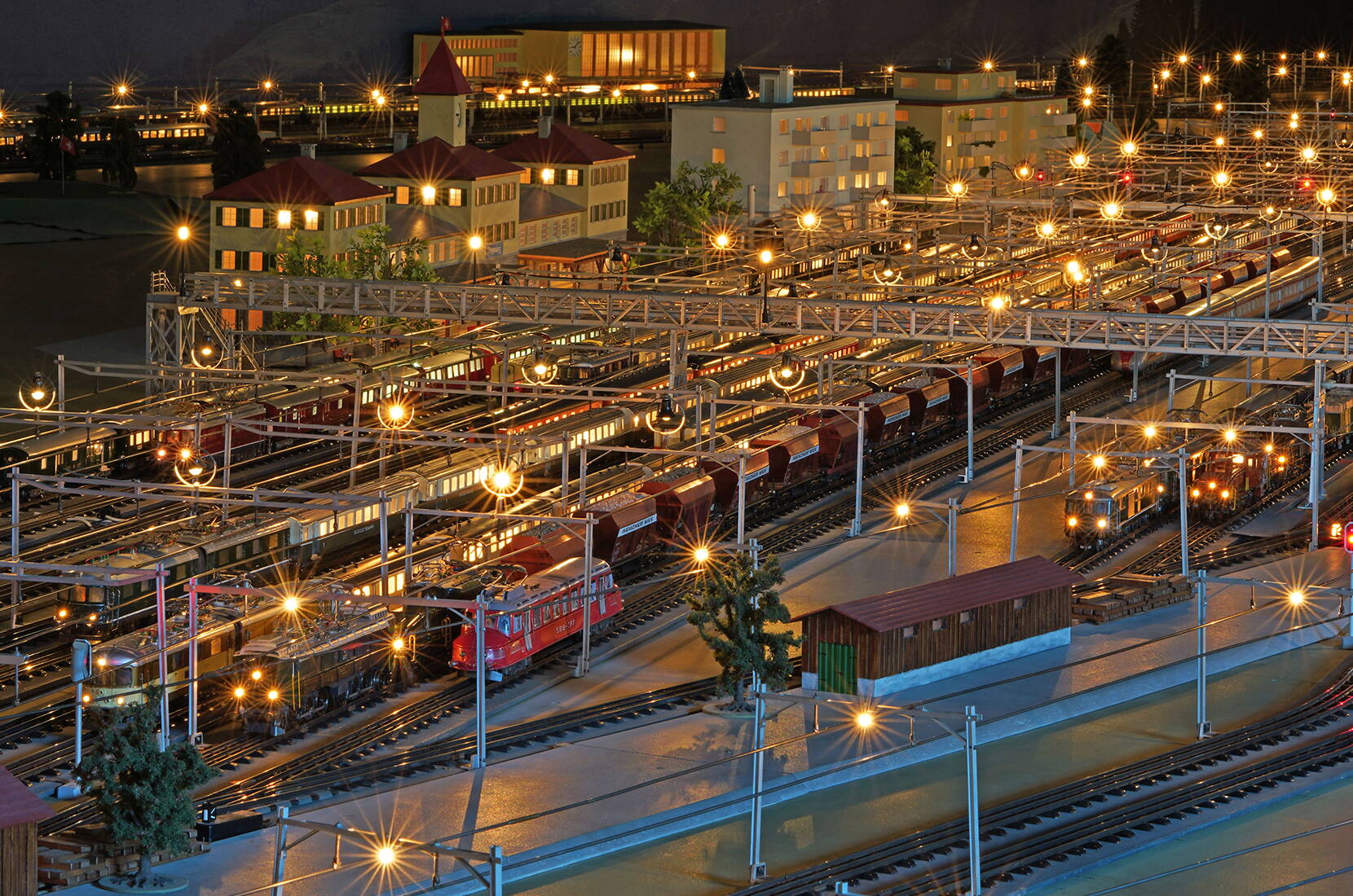 Familienausflug Erlebniswelt Toggenburg. Eine Anlage im Ausmass von 40 x 12 Metern, 1300 Metern verbauten Geleisen, 50 Triebfahrzeugen und 300 Wagen. Die Ausstellung bietet einen Einblick, wie in den 40er-Jahren mit «kleinen» Eisenbahnen gespielt wurde.