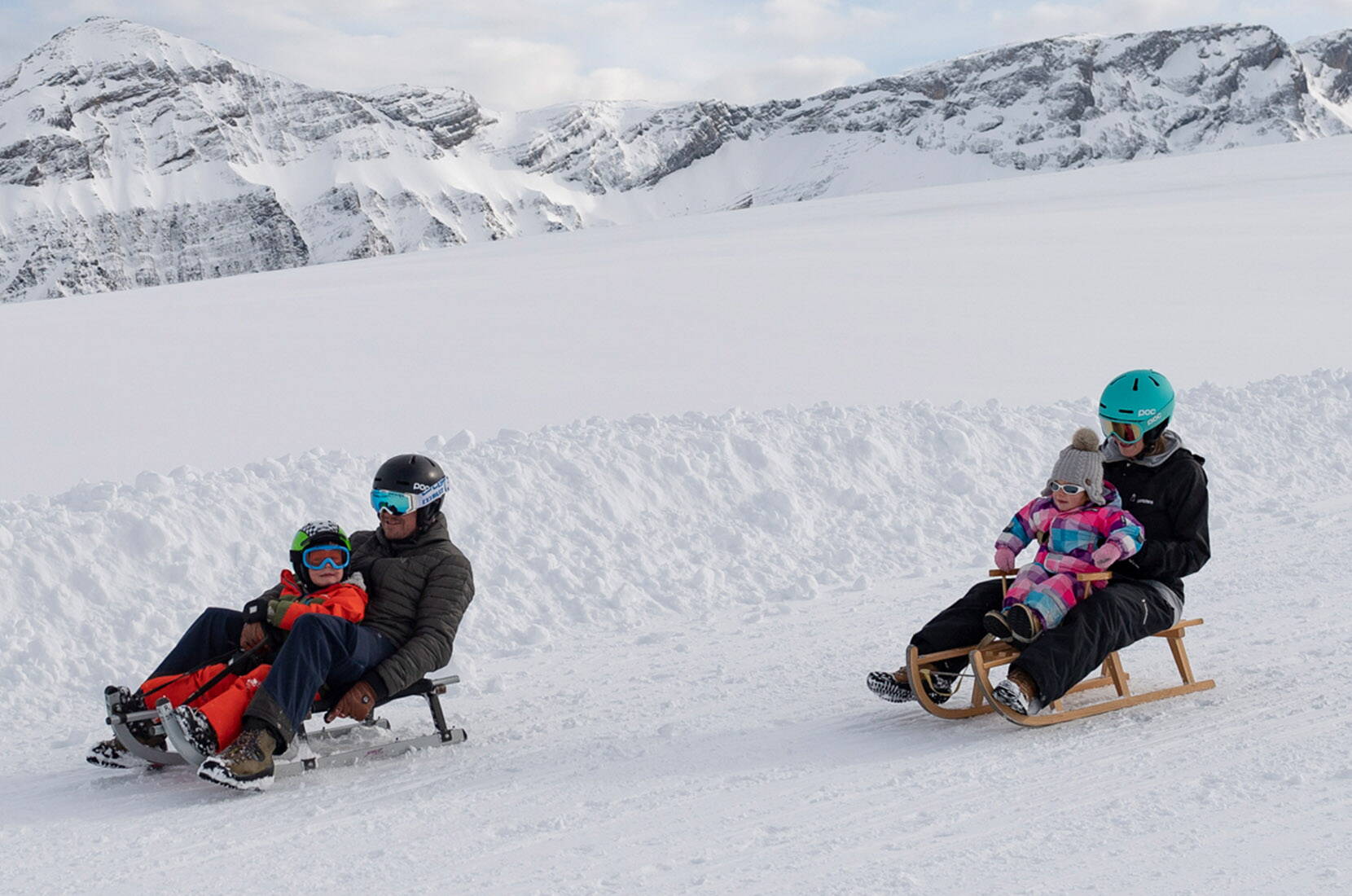 20 % de réduction sur les cartes journalières de luge Betelberg. 9 kilomètres de pistes de luge t'attendent! Comme alternative au ski, comme programme en cas de mauvais temps ou simplement comme sortie en famille, les pistes de luge de Betelberg sont idéales pour les jeunes et les moins jeunes. 