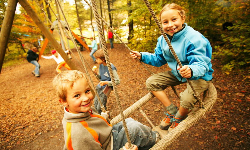 Zoom: Familienausflug Natur- und Tierpark Blausee. Ein glasklarer See, eingebettet in eine imposante Naturlandschaft – der Blausee. Restaurants, Grillplätze, ein toller Spielplatz, die Forellenzucht, der Blockwald und eine Fahrt im Glasbodenboot. 