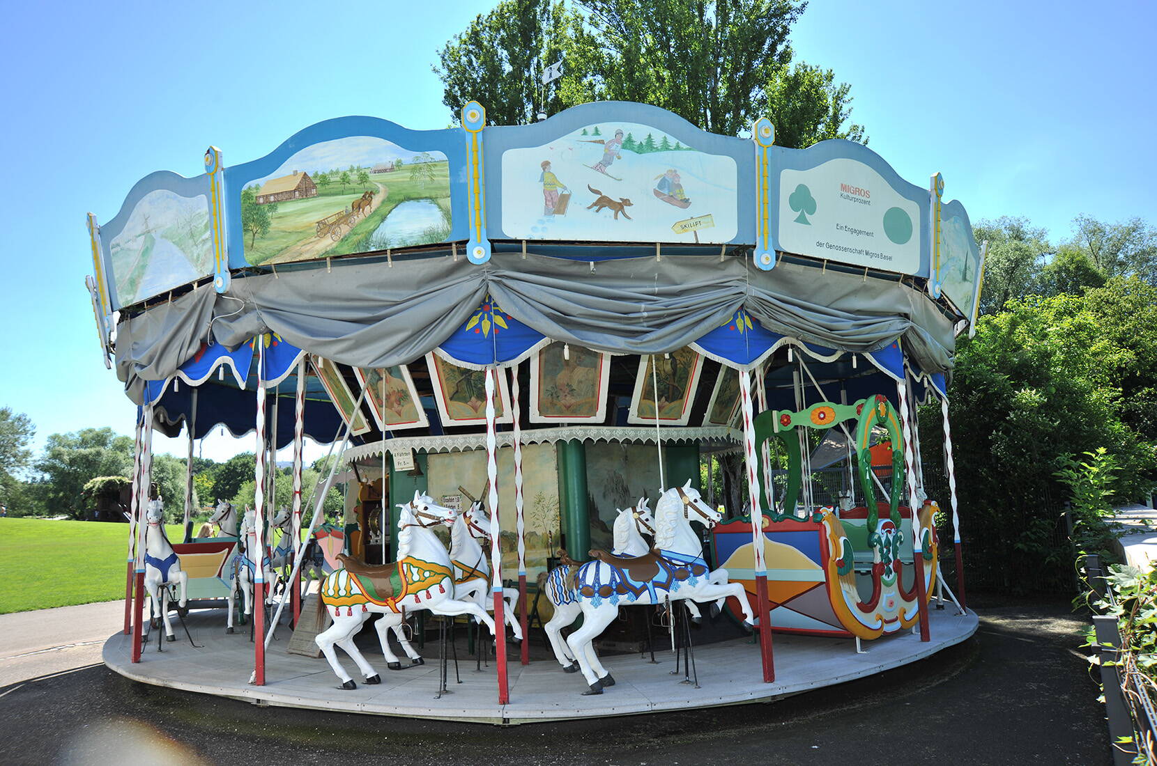 Der Park «im Grünen» bietet allen Besuchern das Passende. Tiere, Pflanzen, Skulpturen, Minigolf, Karussell sowie einen grossen Kinderspielplatz.