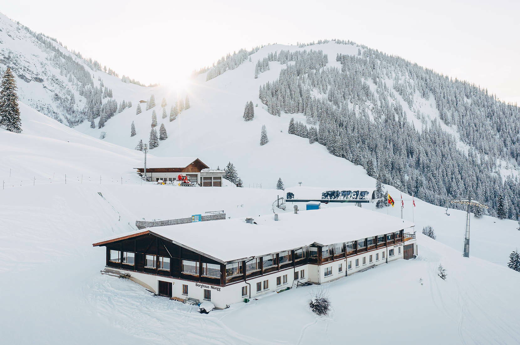 Gita in famiglia Wiriehorn. Godetevi una splendida giornata di sport sulla neve nel comprensorio sciistico per famiglie Wiriehorn. Oltre a 17,5 km. Oltre a 17 km di piste, al Berghotel vi aspettano due piste da slittino preparate e una ristorazione adatta alle famiglie.