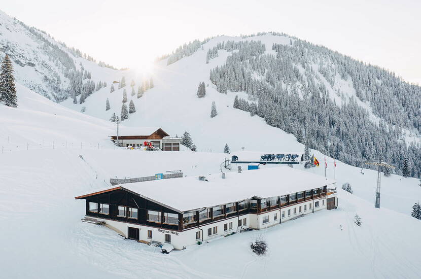 Zoom: Gita in famiglia Wiriehorn. Godetevi una splendida giornata di sport sulla neve nel comprensorio sciistico per famiglie Wiriehorn. Oltre a 17,5 km. Oltre a 17 km di piste, al Berghotel vi aspettano due piste da slittino preparate e una ristorazione adatta alle famiglie.