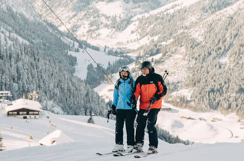 Zoom: Excursion en famille au Wiriehorn. Profite d'une magnifique journée de sports d'hiver dans le domaine skiable familial du Wiriehorn. En plus des 17,5 km. Deux pistes de luge préparées et des offres de restauration adaptées aux familles t'attendent à l'hôtel de montagne.