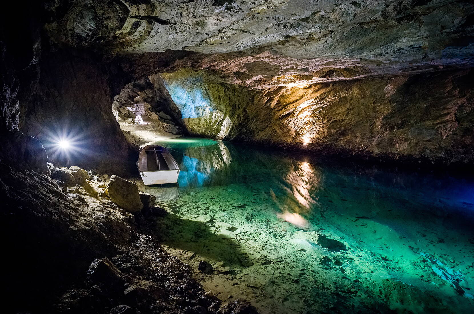 Gita in famiglia lago sotterraneo di San Leonardo. In Svizzera, nel cuore del Vallese, tra Sion e Sierre, si trova il più grande lago sotterraneo naturale d'Europa.