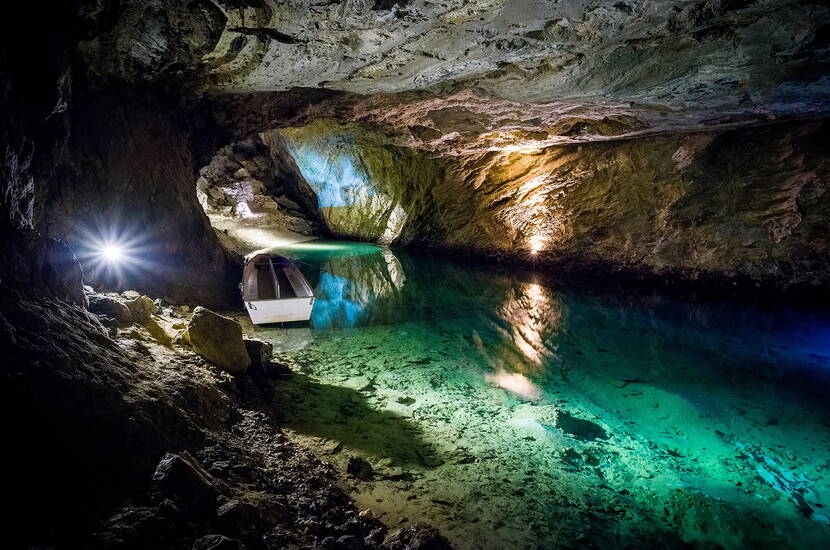 Zoom: Gita in famiglia lago sotterraneo di San Leonardo. In Svizzera, nel cuore del Vallese, tra Sion e Sierre, si trova il più grande lago sotterraneo naturale d'Europa.