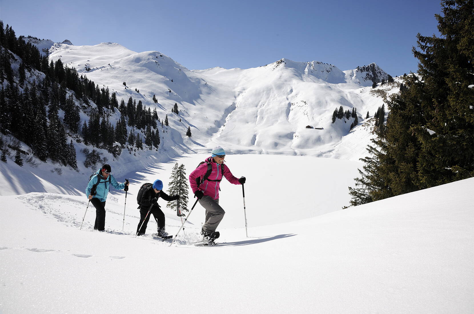 Familienausflug Schneeschuhlaufen Stockhorn. Mach dich auf den Weg, um mit den Schneeschuhen das tief verschneite Stockhorngebiet zu entdecken. Ob alleine oder in der Gruppe auf einer geführten Tour, die weiss glitzernde Winteridylle wird dich verzaubern!