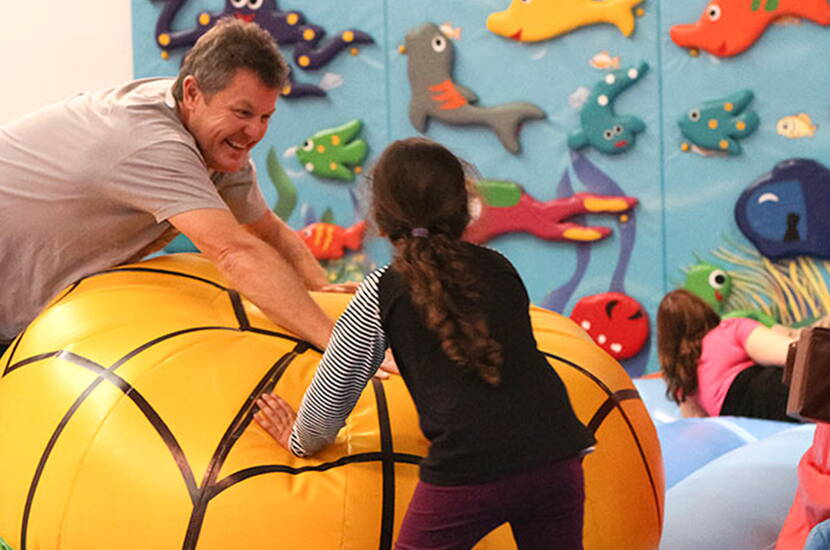 Zoom: Die Starbie Spielhalle ist der coole Indoor Spielplatz für Kinder - mit Trampolinen, Rutschbahnen, einem Kletterberg, Tret- und Elektroautos, mit einer erlebnisreichen Abenteueranlage und riesigen Bauklötzen.