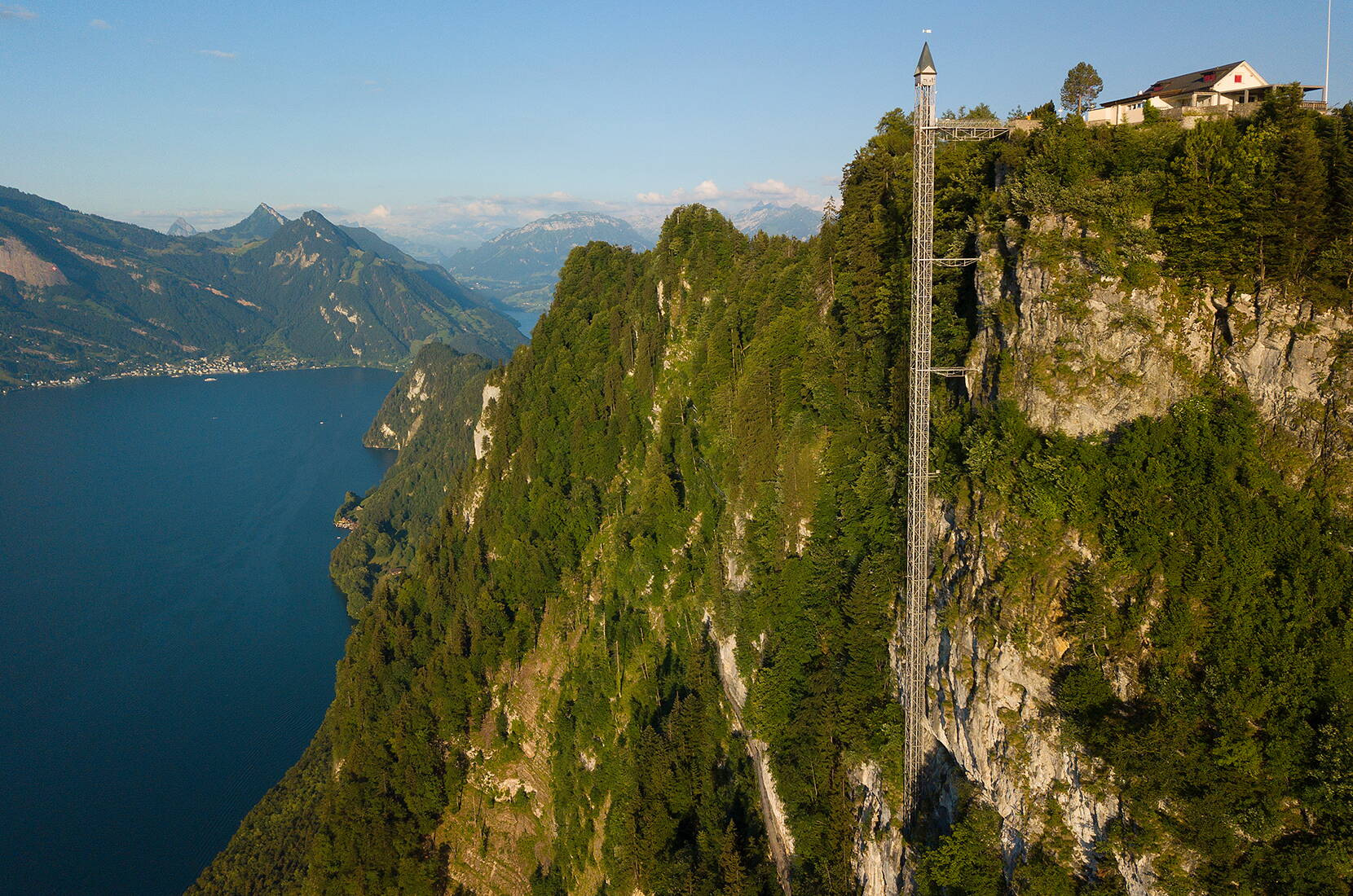 Der auf 1132 Meter gelegene Hammetschwand Lift ist der höchste Aussenlift Europas. Bereits vor 105 Jahren verschlug es den ersten Passagieren des Hammetschwand Lifts den Atem. 