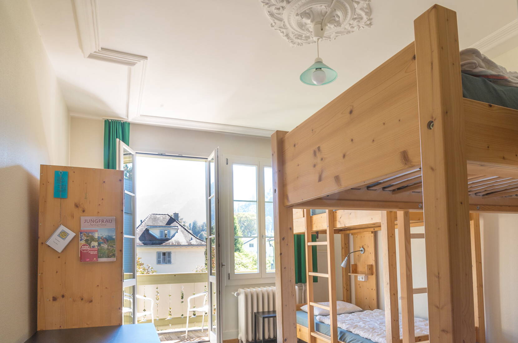 30% di sconto sui prezzi di pernottamento al Backpackers Villa Sonnenhof a Interlaken. Scarica il tuo codice di sconto e approfitta del pacchetto speciale. La villa offre una cucina (self-catering), ping-pong, biliardo, mini-golf, Wi-Fi e molto altro.
