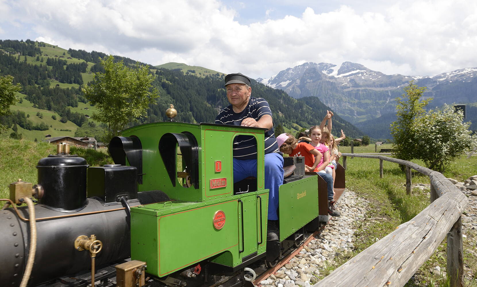 Familienausflug AlpKultur Spielplatz Lenkerseeli. Mit Seil-Hängebrücke, Wassertisch, Rutschbahnen, Sinnespfad, Heckenlabyrinth, Klettermikado, Rollstuhlwippe, Spielmobil, Spiel-Modellseilbahn, Glockenspiel, spannenden Kriechröhren und Schaukeln lassen sich abwechslungsreiche Stunden im Freien verbringen.