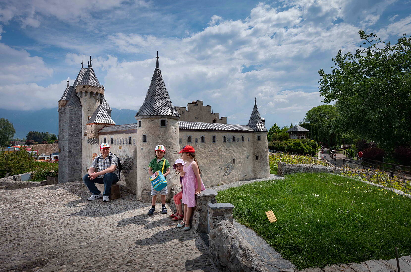 Familienausflug Swiss Vapeur Parc. Dieser einmalige Park, nur einige Schritte vom Ufer des Genfersees entfernt, offenbart seine Schätze auf einem 19’000 m2 grossem Gelände. Ein weitergereister, begeisterter Modelleisenbahner sagte einst, dass sich hier die Sorgen des Alltags wie in Luft auflösen.