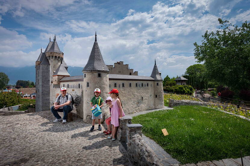 Zoom: Familienausflug Swiss Vapeur Parc. Dieser einmalige Park, nur einige Schritte vom Ufer des Genfersees entfernt, offenbart seine Schätze auf einem 19’000 m2 grossem Gelände. Ein weitergereister, begeisterter Modelleisenbahner sagte einst, dass sich hier die Sorgen des Alltags wie in Luft auflösen.