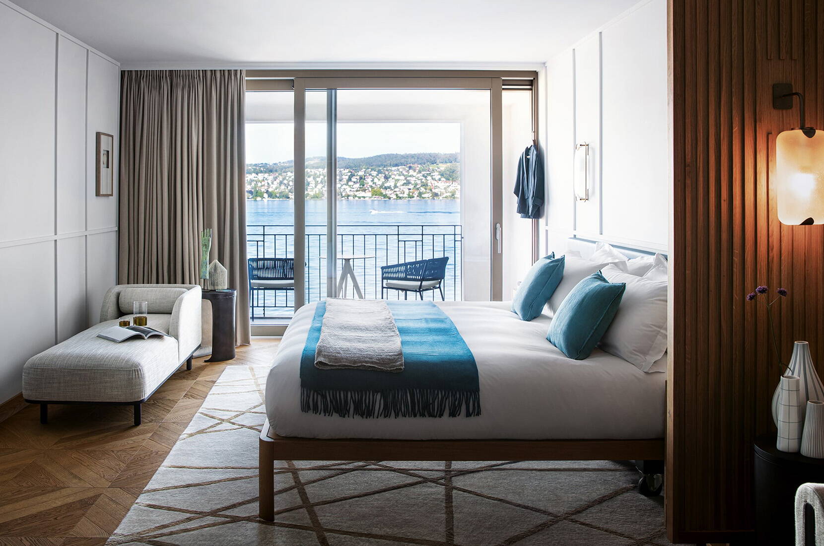 En tant que membre HotelCard, tu logeras dans plus de 500 hôtels en Suisse et dans les pays voisins avec une réduction allant jusqu'à 50 %. Du confortable chalet alpin dans les Grisons au complexe hôtelier 5 étoiles au bord du lac Léman, il y a de quoi satisfaire tous les désirs de voyage.