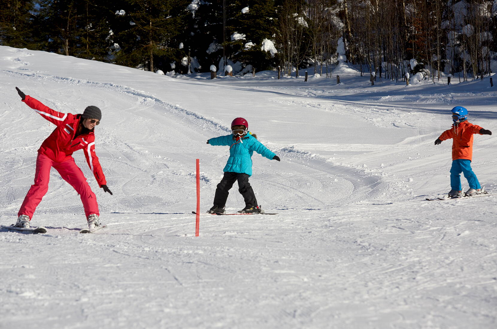 Ein Schlepplift und ein Ski-Kindergartenlift auf flachem Gelände sorgen auf spielerische Weise für schnelle Fortschritte.