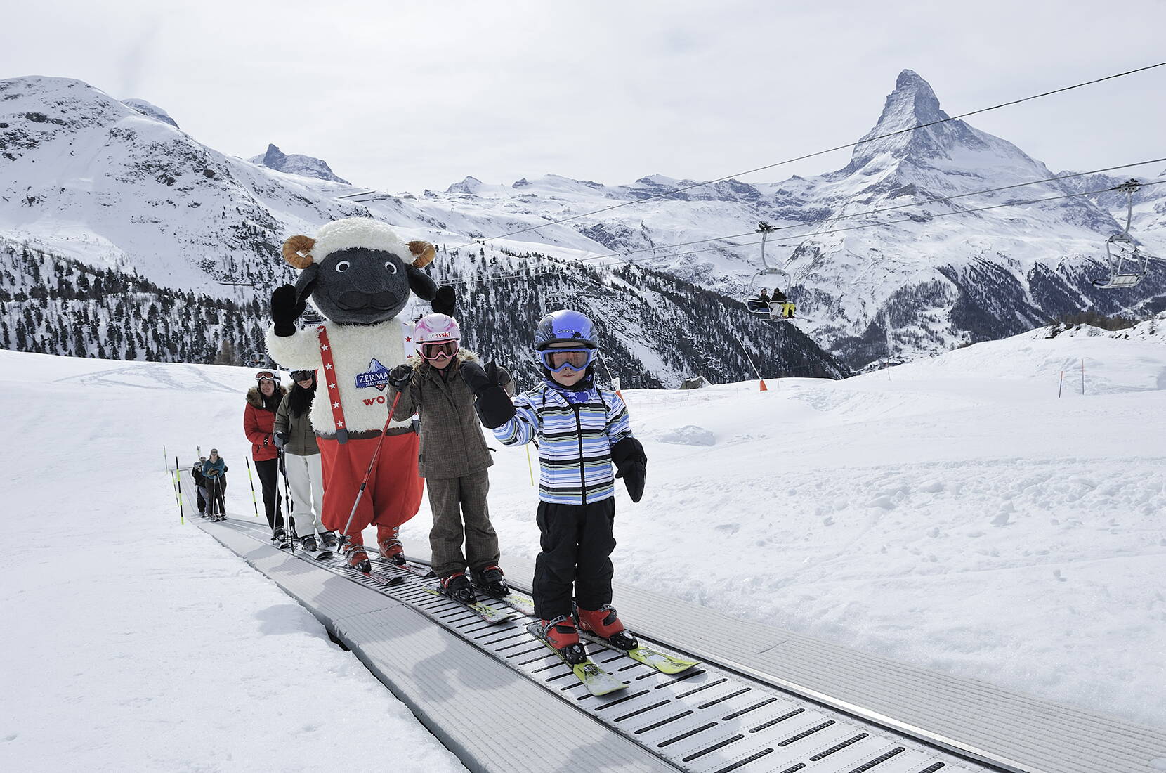 Ganz gleich, zu welcher Jahreszeit: Das Matterhorn paradise lockt Familien ganzjährig mit besonderen Erlebnissen an. Überzeuge dich selbst und erlebe mit deinen Liebsten eines von vielen Family Specials.Dank der Wolli Card machen Familienferien in Zermatt gleich doppelt Spass. 
