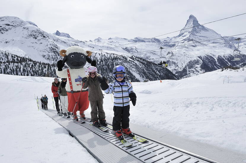 Zoom: Ganz gleich, zu welcher Jahreszeit: Das Matterhorn paradise lockt Familien ganzjährig mit besonderen Erlebnissen an. Überzeuge dich selbst und erlebe mit deinen Liebsten eines von vielen Family Specials.Dank der Wolli Card machen Familienferien in Zermatt gleich doppelt Spass. 