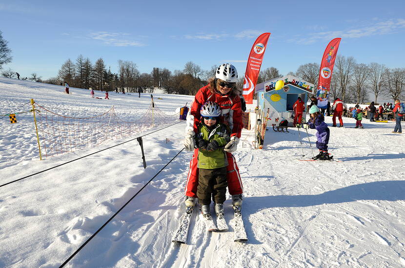 Zoom: Excursion en famille sur le Gurten, la montagne emblématique de Berne. Faire de la luge et du ski et d'autres offres attrayantes.