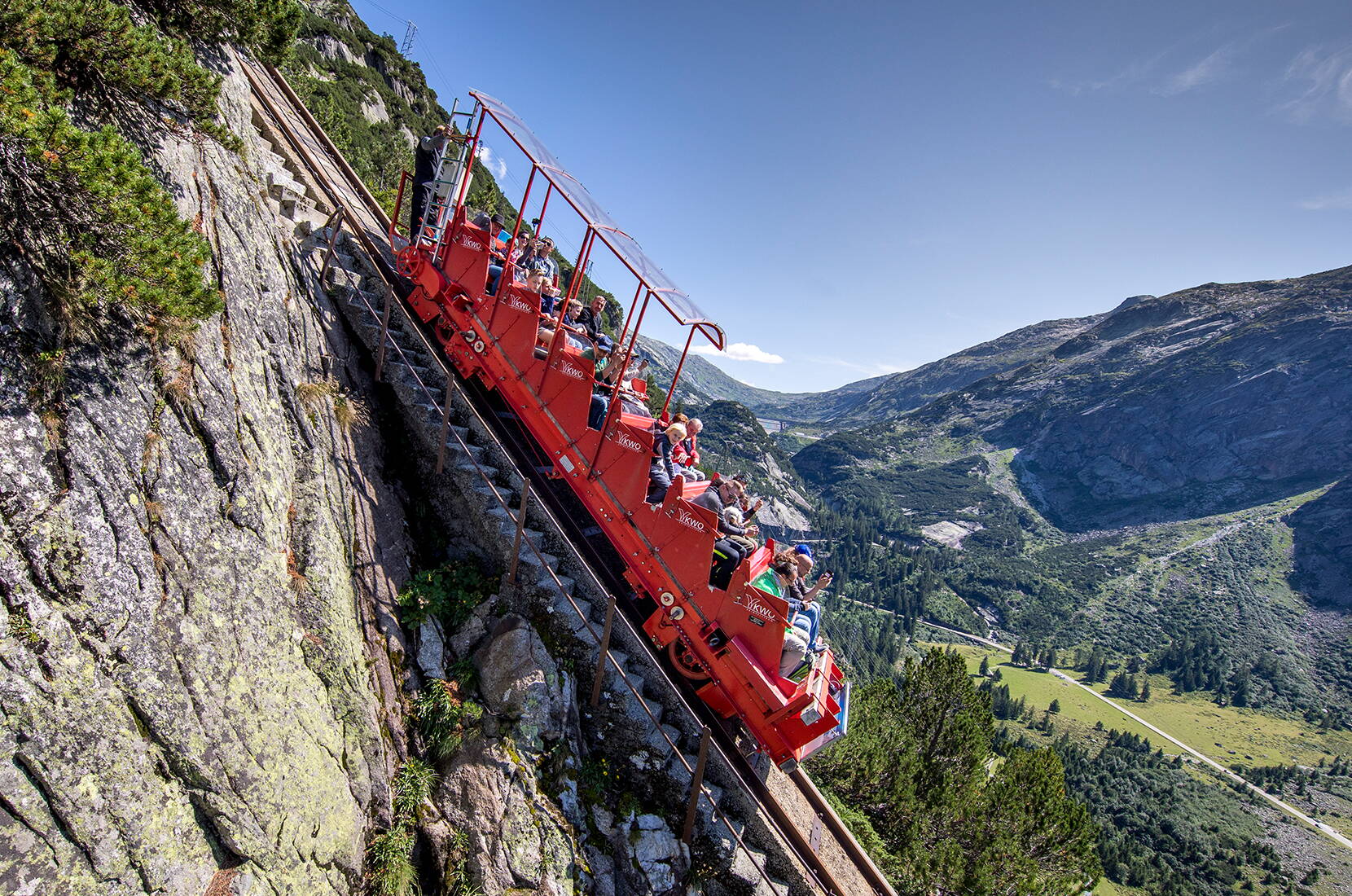 Familienausflug Kinderparadies Handeck. Blumenübersäten Bergwiesen, lustige Alpschweine, Murmeltiere, die funkelnde Kristallkluft im Berg und vieles mehr.