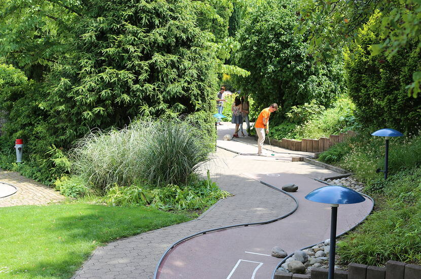 Zoom: Der Park «im Grünen» bietet allen Besuchern das Passende. Tiere, Pflanzen, Skulpturen, Minigolf, Karussell sowie einen grossen Kinderspielplatz.