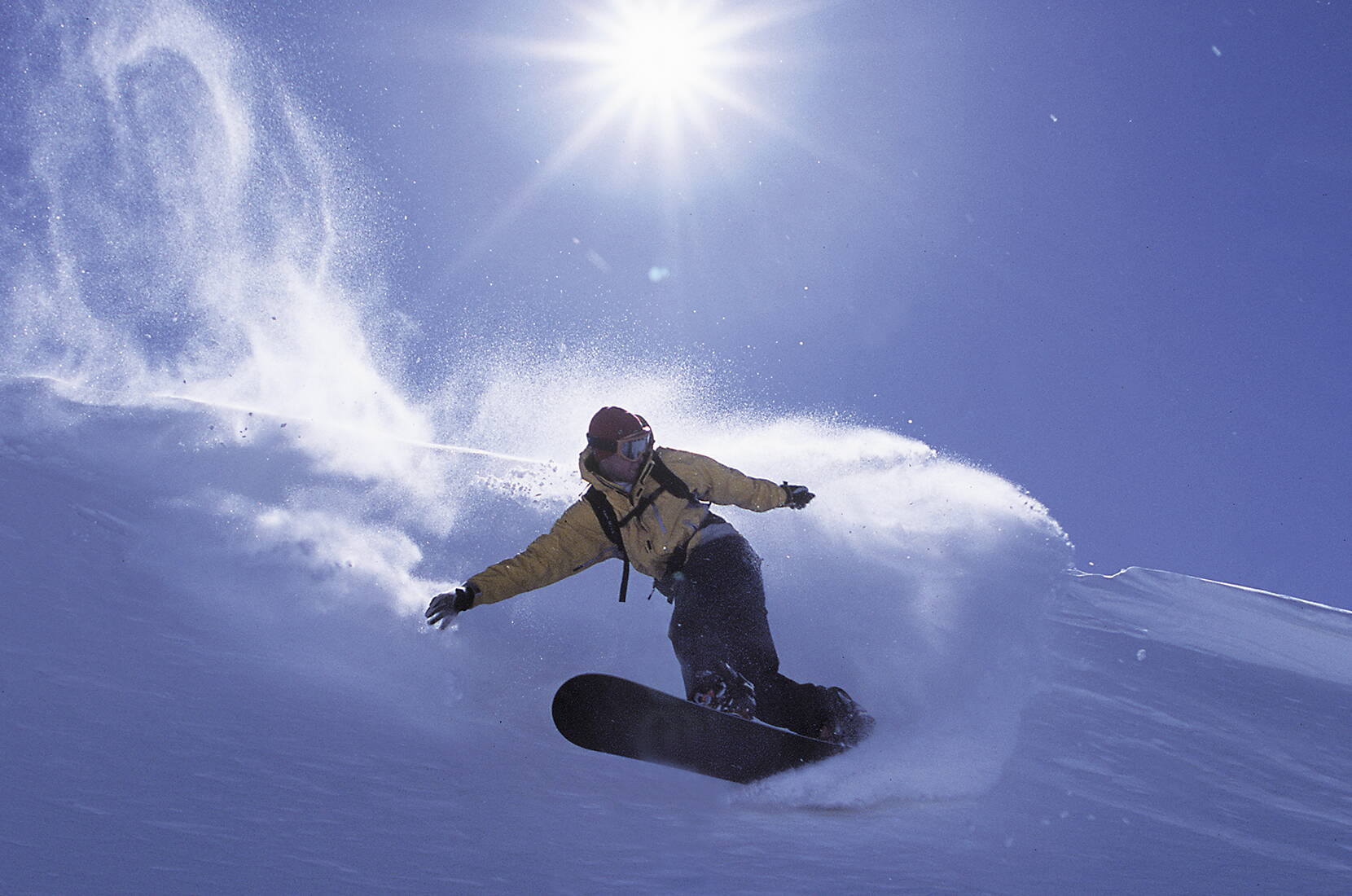 Lauchernalp / Lötschental. Les pentes à l'enneigement garanti, les pistes de ski de fond parfaitement préparées et les chemins de randonnée hivernale sont facilement accessibles par les transports publics ainsi que grâce au chargement des voitures à travers le Lötschberg. 