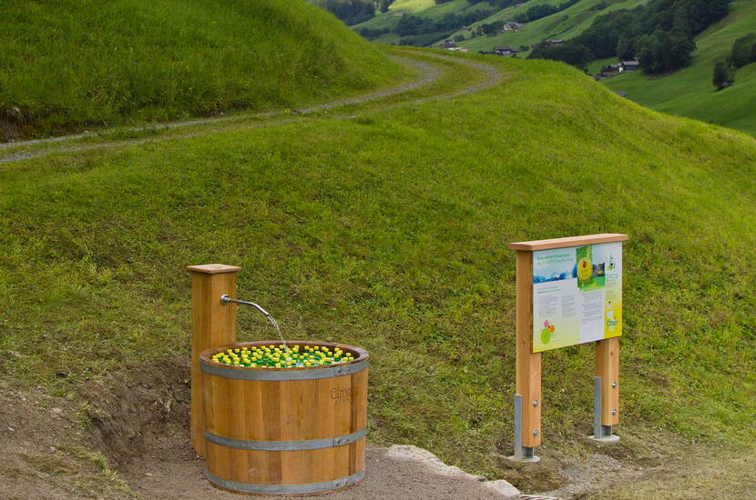 Zoom: Familienausflug Quellweg Elmer Citro. Auf dem Quellenweg erfährst du anhand von 5 Wissenstafeln alles über die Geschichte von ELMER Citro und die Quellen, sowie über das Thema Wasser.