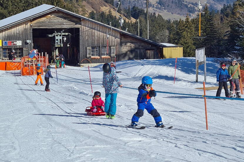 Zoom: Excursion en famille au domaine skiable de Rossberg dans le Simmental. L'offre de ce domaine skiable et de loisirs est agréable, adaptée aux familles et bon marché ! La clarté du domaine skiable est particulièrement appréciée des familles.