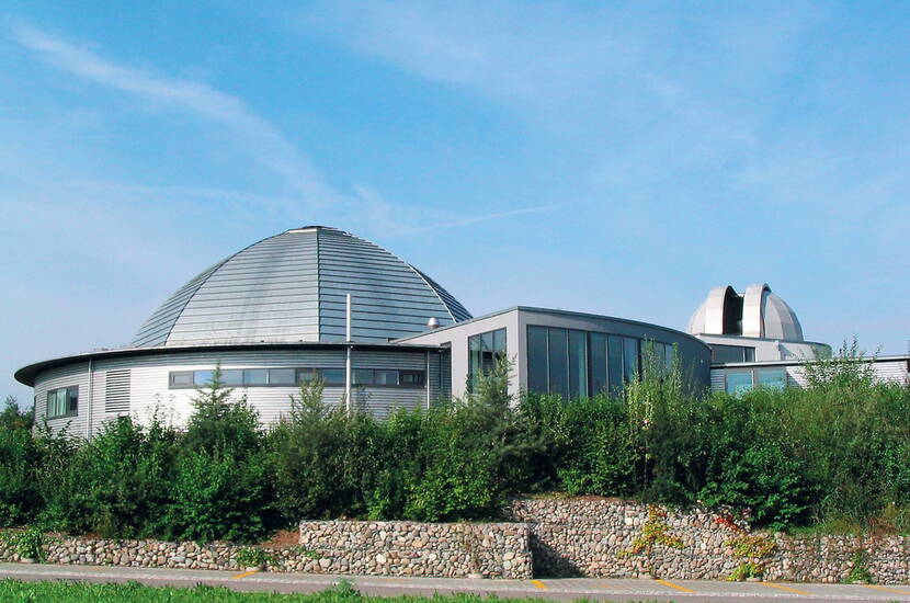 Zoom: Sortie en famille – Envie d'un voyage dans l'espace? Sous la coupole du planétarium du lac de Constance, de confortables fauteuils vous invitent à un voyage virtuel dans le ciel nocturne.