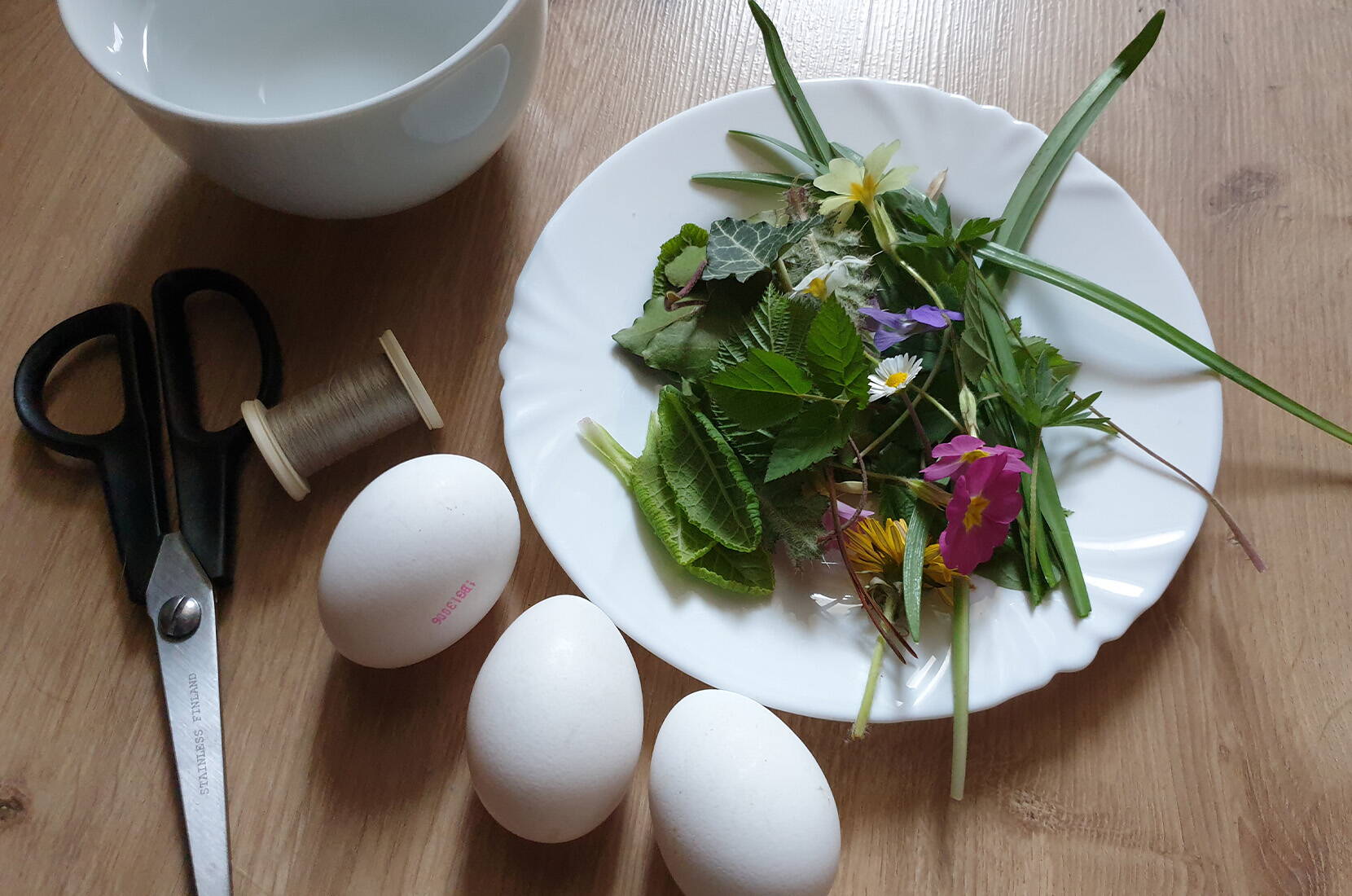 Vous pouvez créer de magnifiques œufs de Pâques avec des effets enchanteurs en utilisant des colorants naturels comme les pelures d'oignon ou le curcuma.