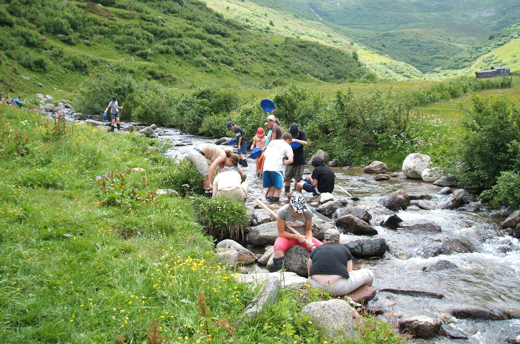 Excursion familiale d'orpaillage Disentis Sedrun. Selon des sources non confirmées, il y aurait plus de gisements d'or dans et autour de la région de vacances de Disentis Sedrun que sous toute la Bahnhofstrasse à Zurich.