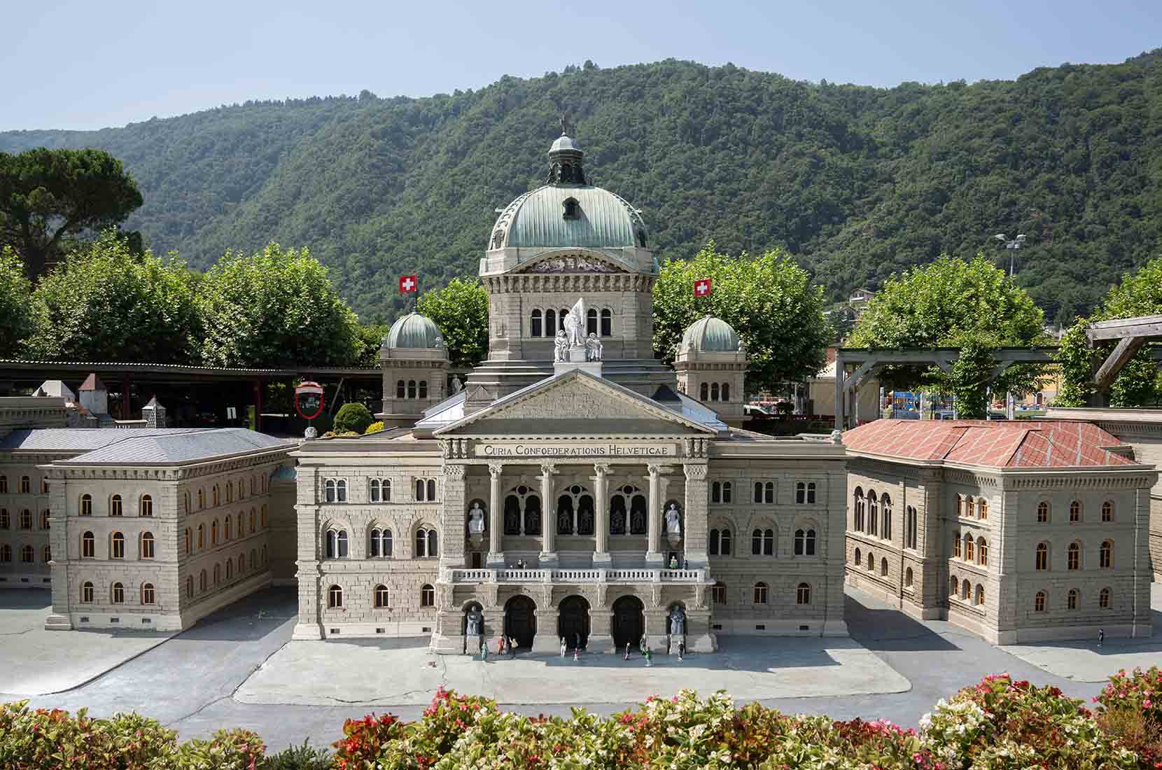La miniature du Palais fédéral à Berne séduit par son architecture précise et ses détails minutieux. Cette maquette compte parmi les attractions les plus emblématiques de Swissminiatur.