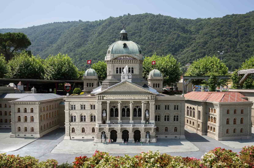 Zoom: Die Miniatur des Bundeshauses in Bern beeindruckt durch ihre präzise Architektur und filigranen Details. Das Modell zählt zu den bekanntesten Sehenswürdigkeiten der Anlage.
