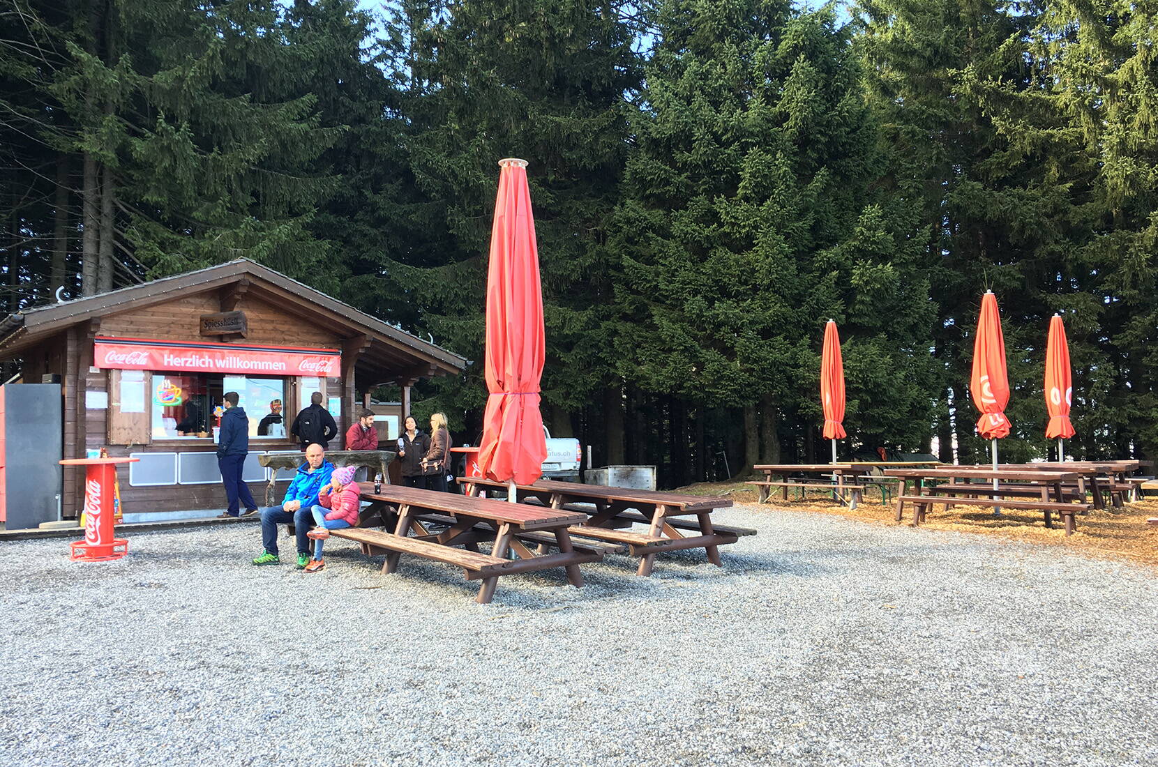 Die spektakuläre Fahrt auf der längsten Sommer-Rodelbahn der Schweiz beginnt in unmittelbarer Nähe der Bergstation Fräkmüntegg. Zahlreiche Steilkurven und «Drachenlöcher»-Tunnels im 1350 Meter langen Chromstahlkanal versprechen actionreiches Tempo und adrenalingeladenen Spass.