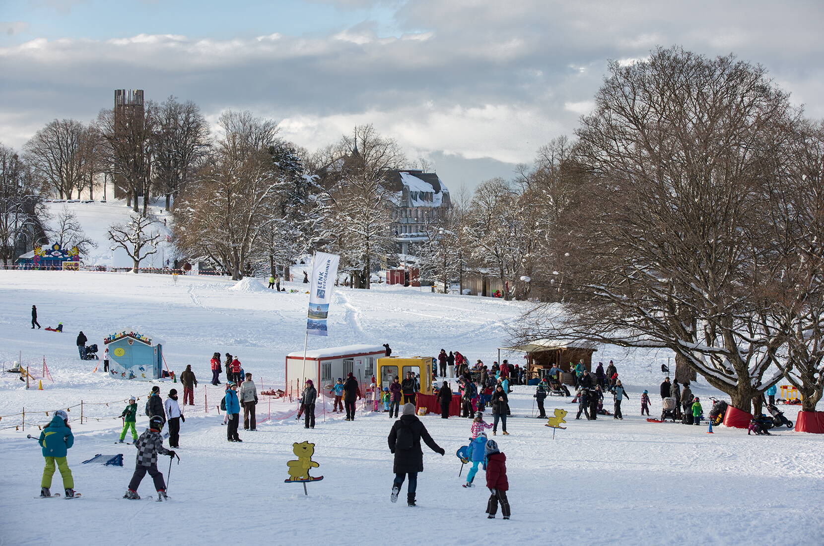 Excursion en famille à Berne: sur la montagne emblématique de Berne, le Gurten, il est possible de faire de la luge si la neige est suffisante.