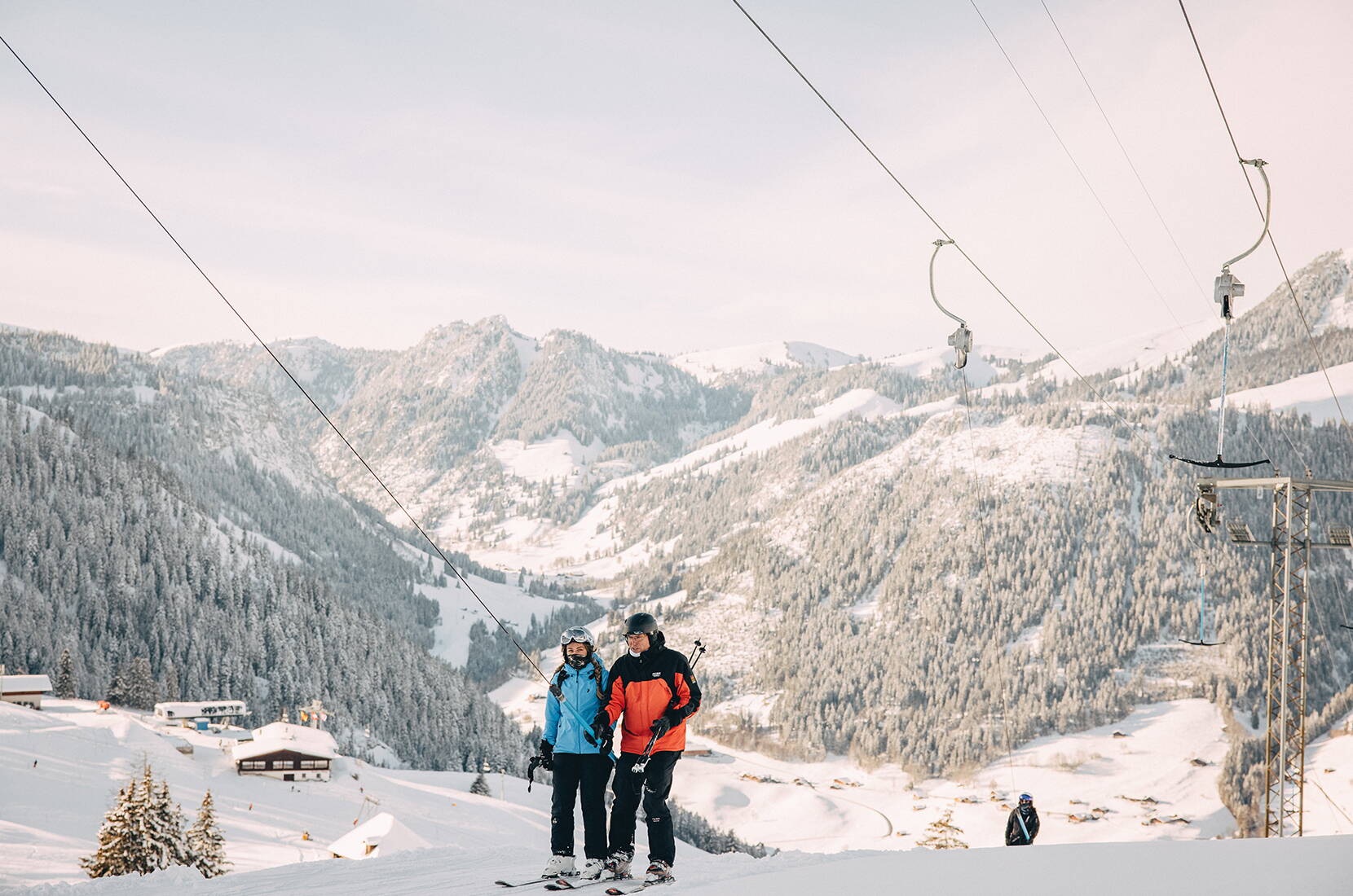 Familienausflug Wiriehorn. Geniesse einen wunderschönen Schneesport-Tag im Familien-Skigebiet Wiriehorn. Nebst 17,5 km. Pistenvergnügen erwarten dich zwei präparierte Schlittelwege und familienfreundliche Verpflegungsangebote im Berghotel.