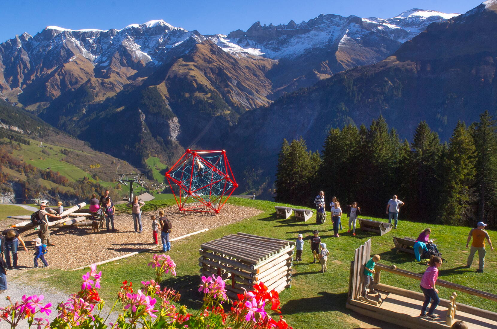 Excursion en famille au restaurant d'altitude Ämpächli. Le restaurant d'altitudegn est un véritable paradis pour les enfants - y compris une aire de jeux intérieure, un zoo où l'on peut caresser les animaux et une mine d'or.